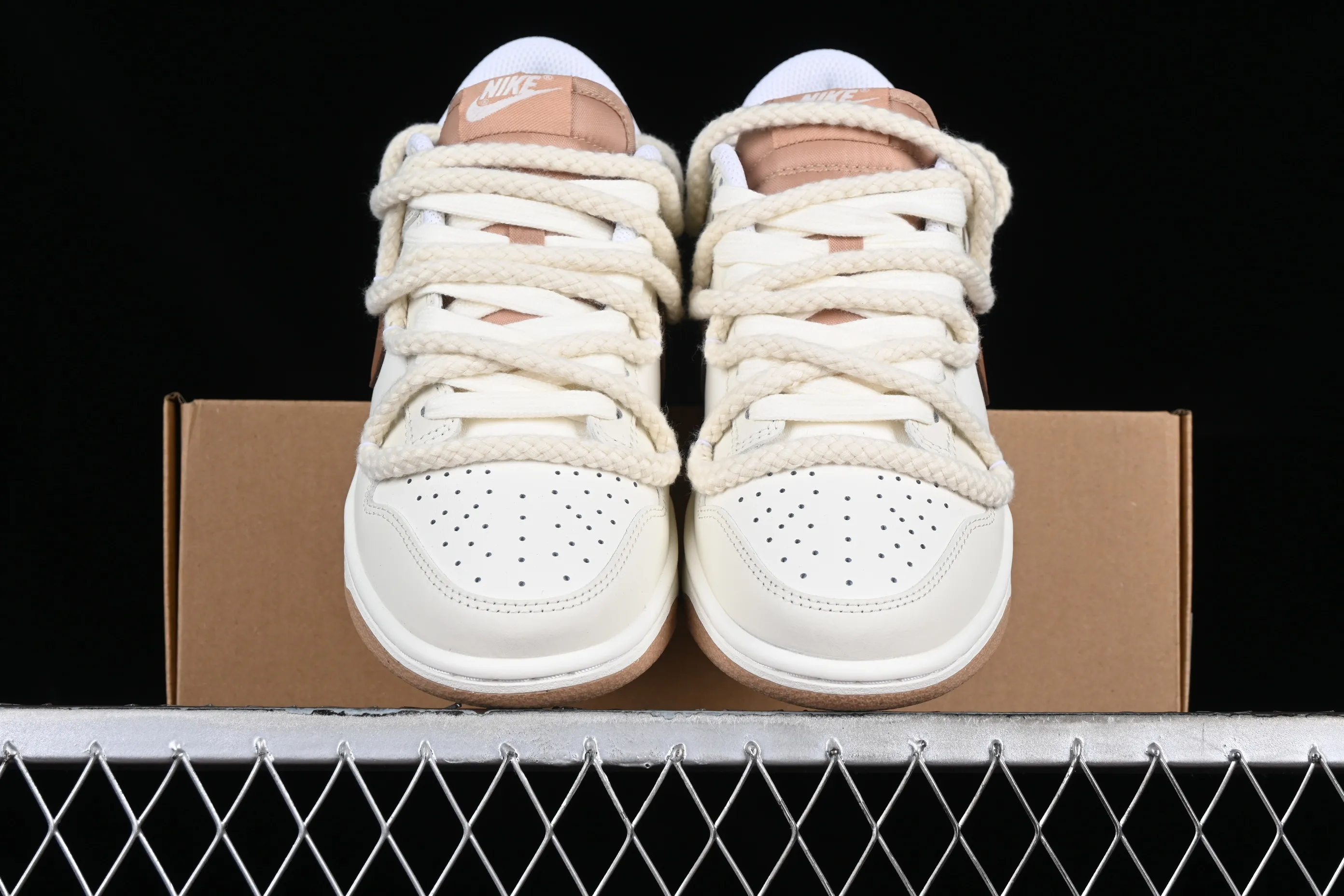 All Categories Nk SB Dunk Series Nk SB Dunk Low Low-top sneakers Nk Dunk Low Troublemaker Doll Soybean Milk Bear Maillard Simple and versatile SB strap low-top casual sneakers DD1873-200